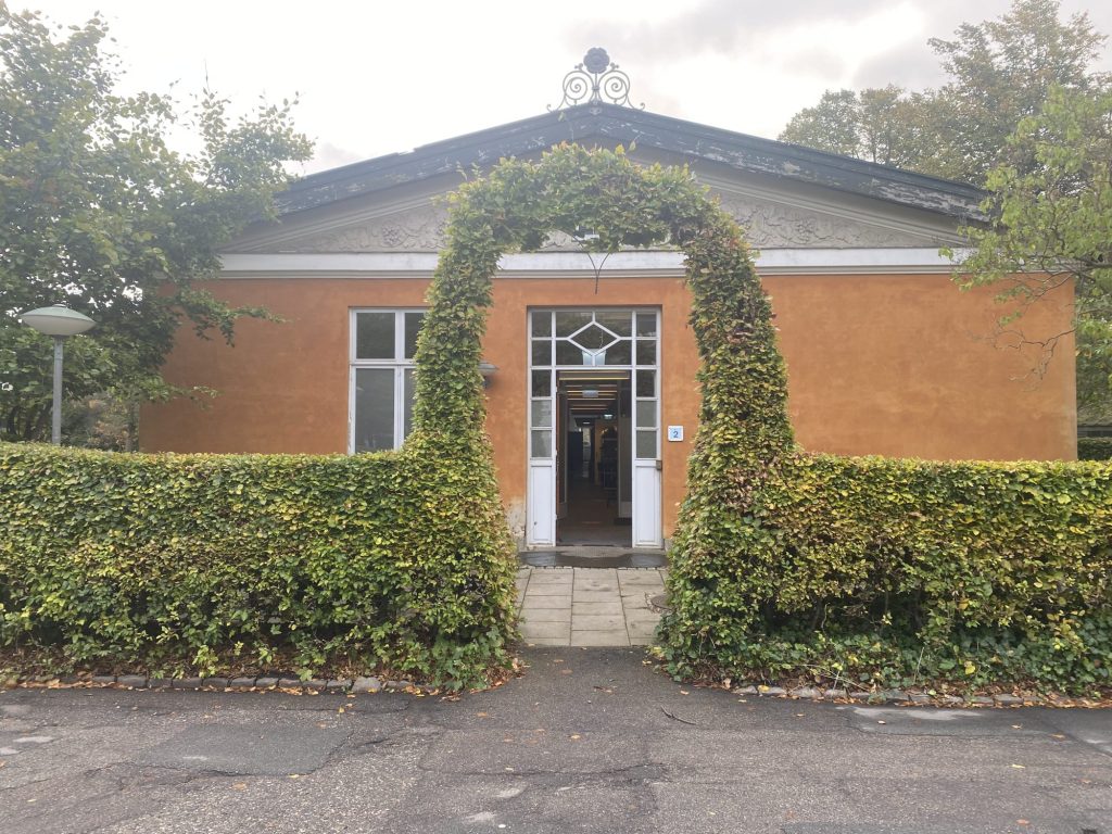 The hedge-arched entrance